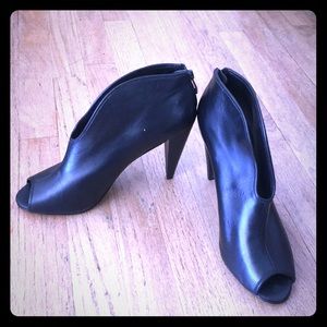 Vince Camuto Peep toe heel booties